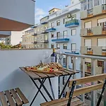 Light-filled Retreat With Balcony In By Hostwise Портиман