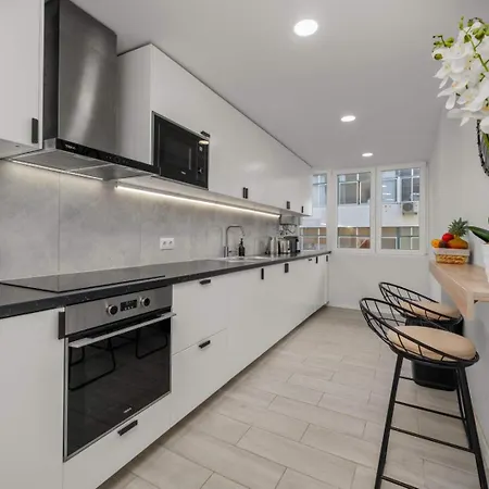 Lägenhet Light-filled Retreat With Balcony In By Hostwise Portimão