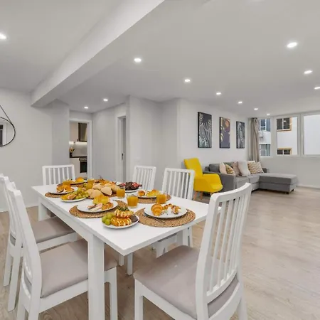 Light-filled Retreat With Balcony In By Hostwise Lägenhet Portimão