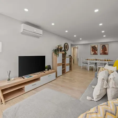 Light-filled Retreat With Balcony In By Hostwise Lägenhet *