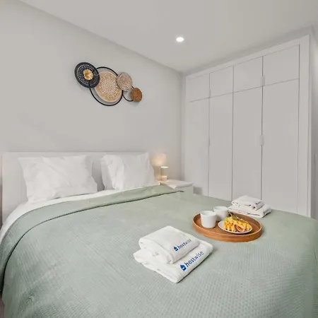 Apartament Light-filled Retreat With Balcony In By Hostwise *