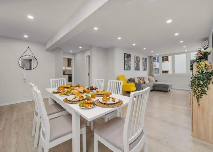 Light-filled Retreat With Balcony In By Hostwise Lägenhet Portimão