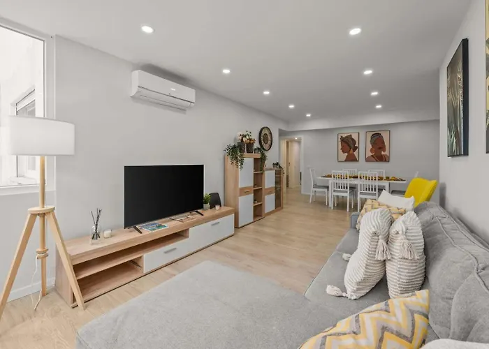 Light-filled Retreat With Balcony In By Hostwise Lägenhet *