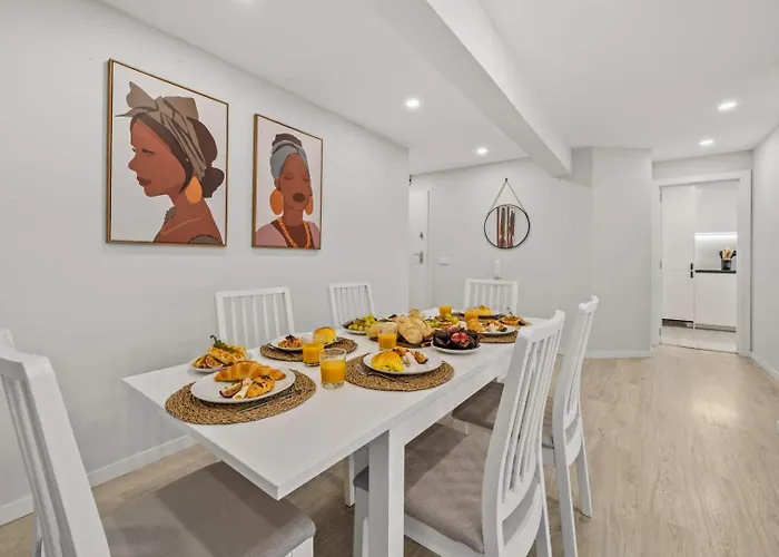 Lägenhet Light-filled Retreat With Balcony In By Hostwise *