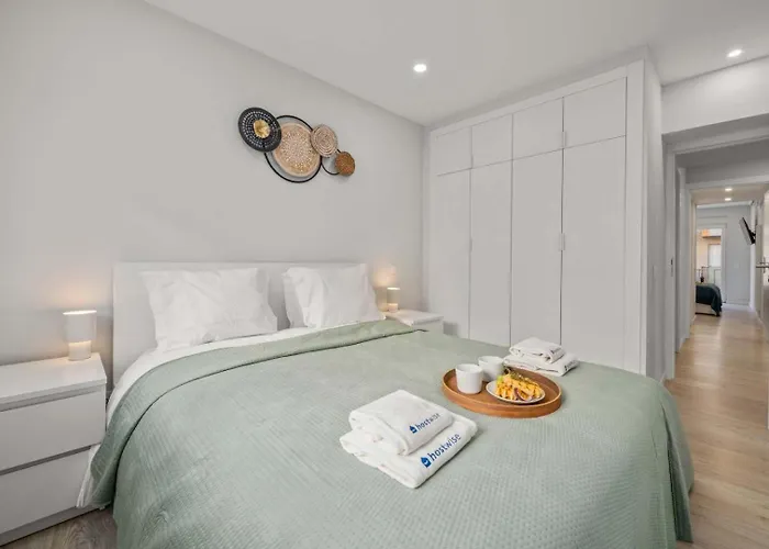 Lägenhet Light-filled Retreat With Balcony In By Hostwise *