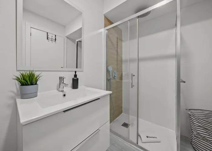 Light-filled Retreat With Balcony In By Hostwise Lägenhet