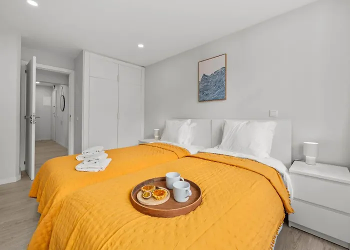 Light-filled Retreat With Balcony In By Hostwise Portimão