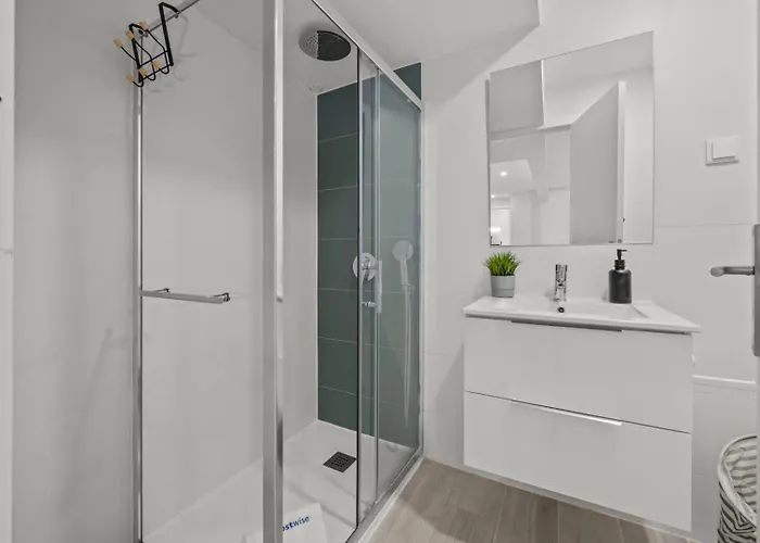 Light-filled Retreat With Balcony In By Hostwise Lägenhet *