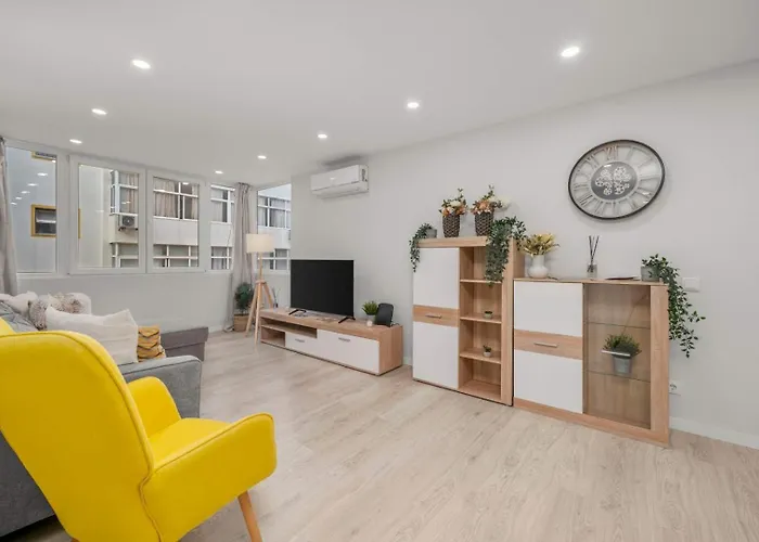 Light-filled Retreat With Balcony In By Hostwise Portimão