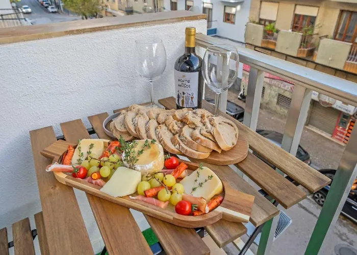 Light-filled Retreat With Balcony In By Hostwise Lägenhet *