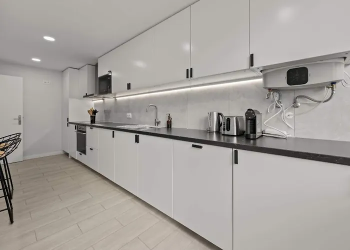 Light-filled Retreat With Balcony In By Hostwise Lägenhet