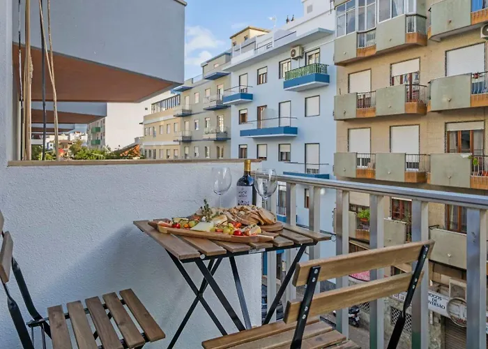 Light-filled Retreat With Balcony In By Hostwise Portimão