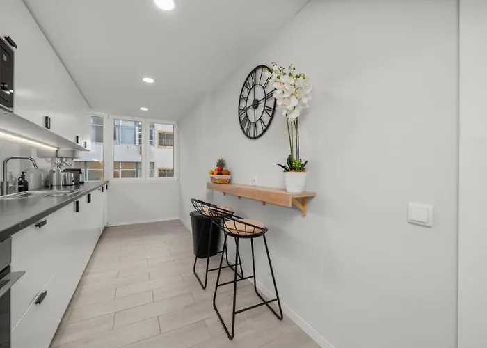 Light-filled Retreat With Balcony In By Hostwise Lägenhet