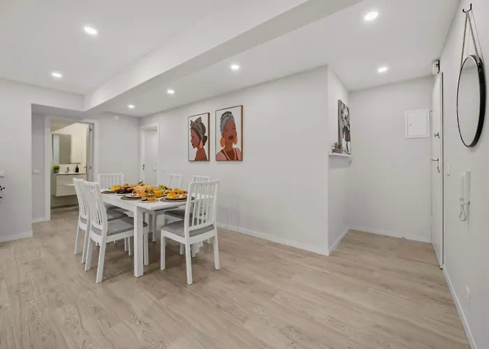 Light-filled Retreat With Balcony In By Hostwise Portimão