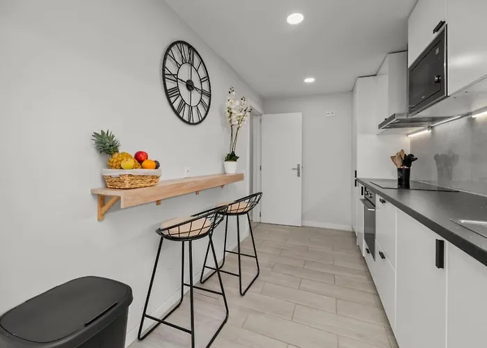 Lägenhet Light-filled Retreat With Balcony In By Hostwise *