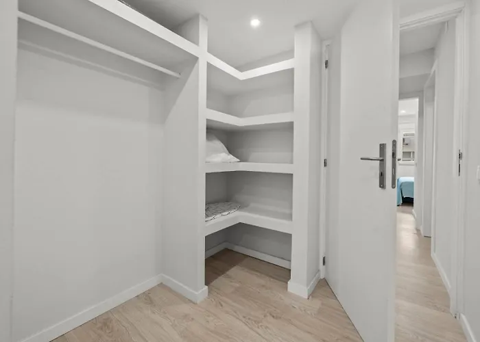 Light-filled Retreat With Balcony In By Hostwise * Portimão