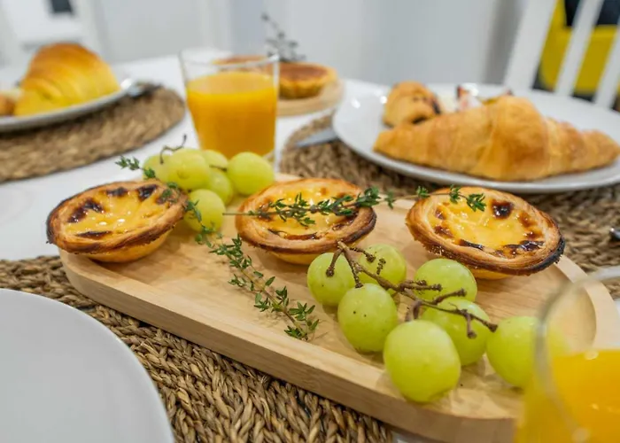 Lägenhet Light-filled Retreat With Balcony In By Hostwise *